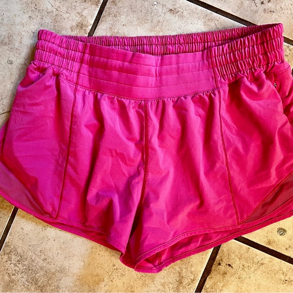 Lululemon Hotty Hot High-Rise 2.5” shorts. Sonic Pink size 10 - Picture 2 of 4